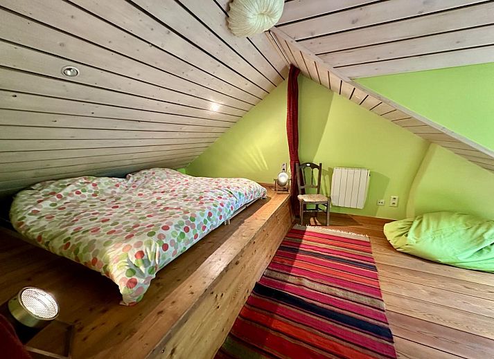 Gezellige woonkamer in Les Ecuries du Lac vakantiehuis, Waimes, Ardennen, met comfortabele bank en moderne tv voor ontspanning.