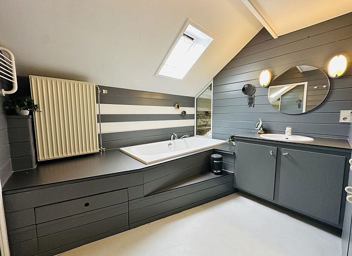 Gezellige woonkamer in Les Ecuries du Lac vakantiehuis, Waimes, Ardennen, met comfortabele bank en moderne tv voor ontspanning.