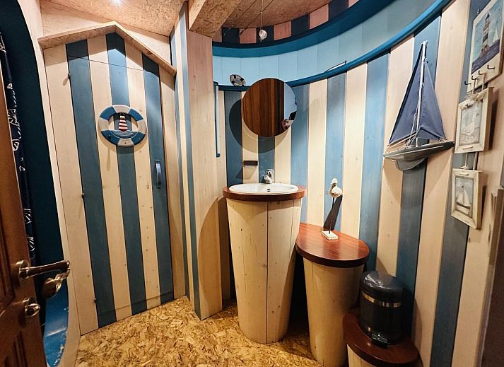 Gezellige woonkamer in Les Ecuries du Lac vakantiehuis, Waimes, Ardennen, met comfortabele bank en moderne tv voor ontspanning.