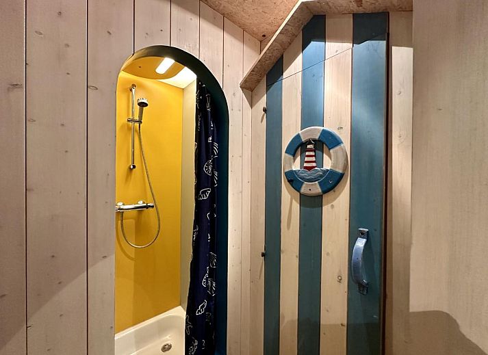 Gezellige woonkamer in Les Ecuries du Lac vakantiehuis, Waimes, Ardennen, met comfortabele bank en moderne tv voor ontspanning.