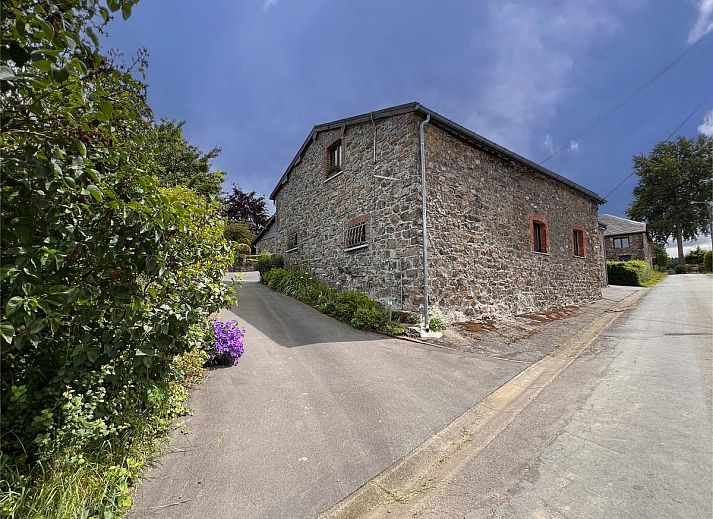 Vakantiehuis Alegria in Trois-Ponts, Ardennen, omgeven door kleurrijke bloemen en groene natuur.