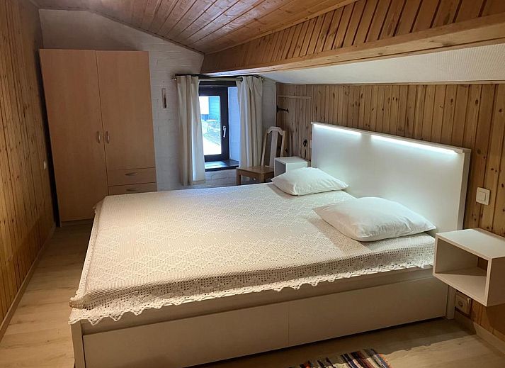 Vakantiehuis Alegria in Trois-Ponts, Ardennen, omgeven door kleurrijke bloemen en groene natuur.
