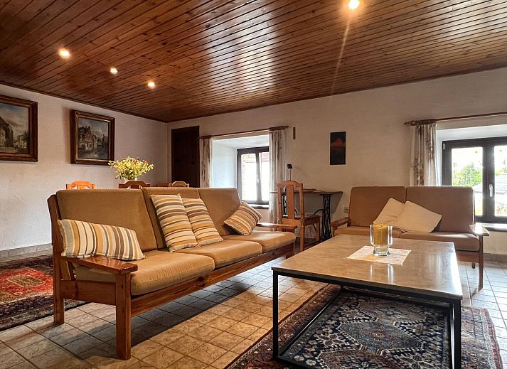 Vakantiehuis Alegria in Trois-Ponts, Ardennen, omgeven door kleurrijke bloemen en groene natuur.