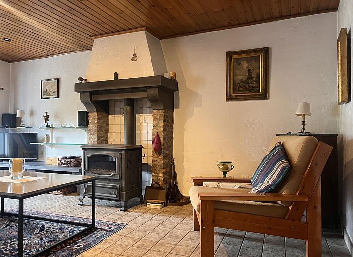 Sfeervolle slaapkamer in vakantiehuis Alegria, Trois-Ponts, met houten interieur in de Ardennen.