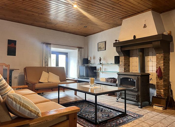 Sfeervolle slaapkamer in vakantiehuis Alegria, Trois-Ponts, met houten interieur in de Ardennen.