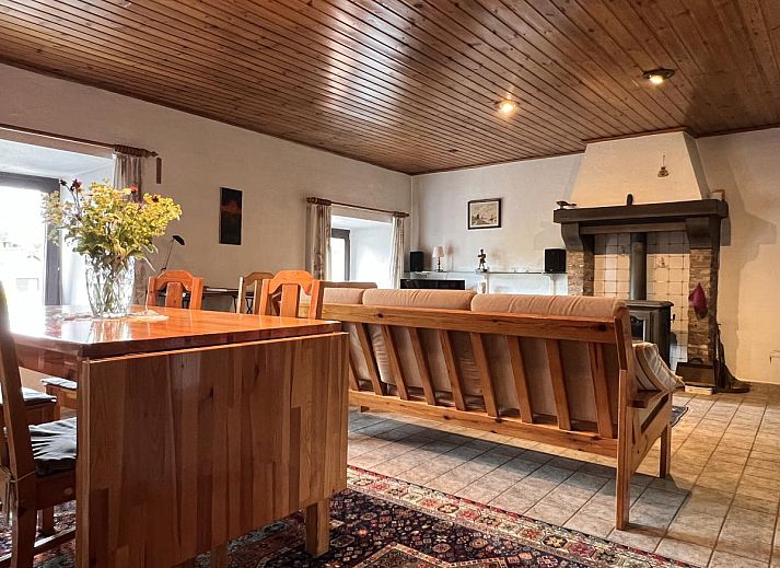 Sfeervolle slaapkamer in vakantiehuis Alegria, Trois-Ponts, met houten interieur in de Ardennen.