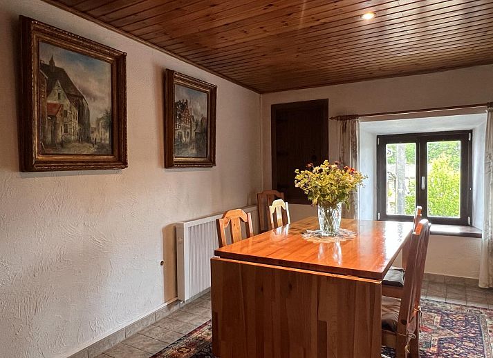 Ruime woonkamer van vakantiehuis Alegria in Trois-Ponts, Ardennen, met comfortabele zithoek.