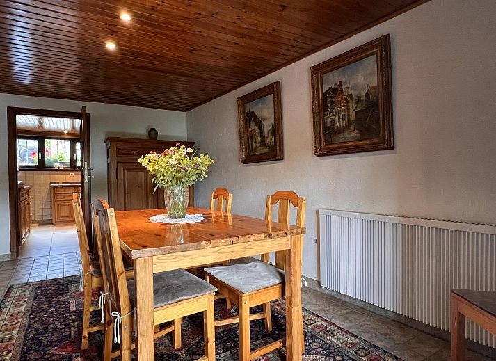 Ruime woonkamer van vakantiehuis Alegria in Trois-Ponts, Ardennen, met comfortabele zithoek.