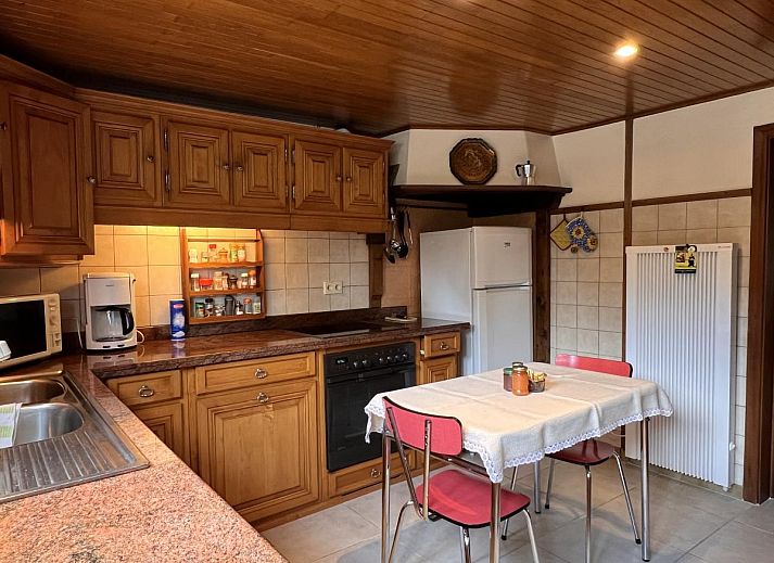 Ruime woonkamer van vakantiehuis Alegria in Trois-Ponts, Ardennen, met comfortabele zithoek.