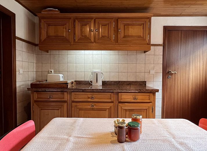 Ruime woonkamer van vakantiehuis Alegria in Trois-Ponts, Ardennen, met comfortabele zithoek.