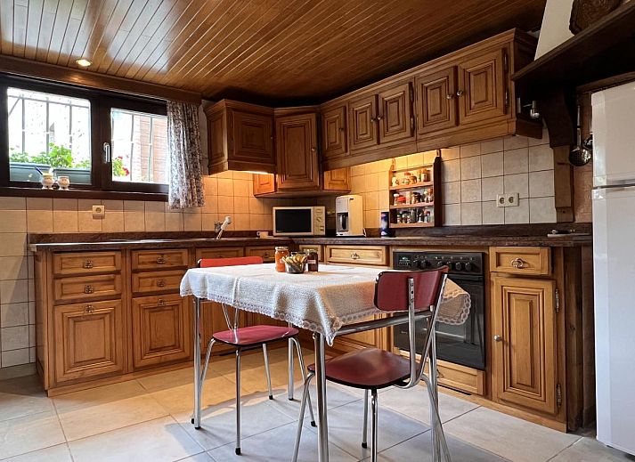 Ruime woonkamer van vakantiehuis Alegria in Trois-Ponts, Ardennen, met comfortabele zithoek.