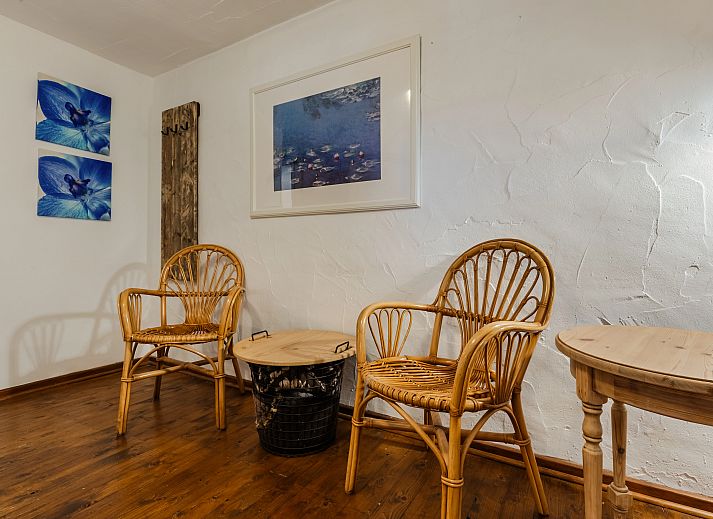 Gezellige woonkamer in Village les Gottales 6-persoons bungalow, Trois-Ponts, Ardennen, met houten balken en knusse open haard.