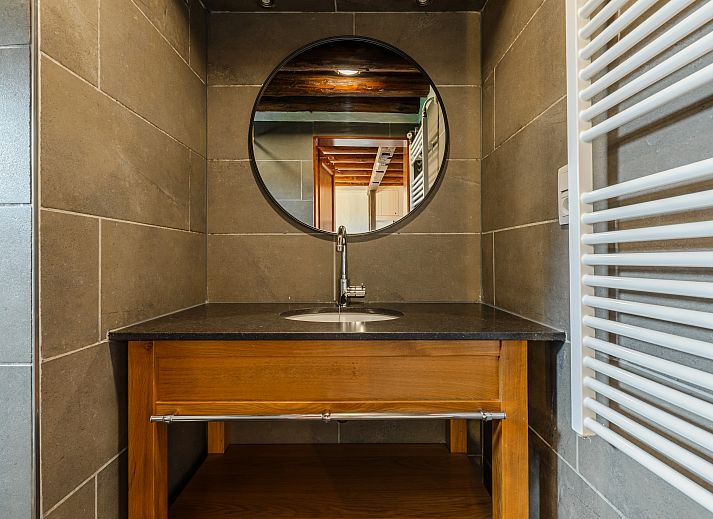 Gezellige woonkamer in Village les Gottales 6-persoons bungalow, Trois-Ponts, Ardennen, met houten balken en knusse open haard.