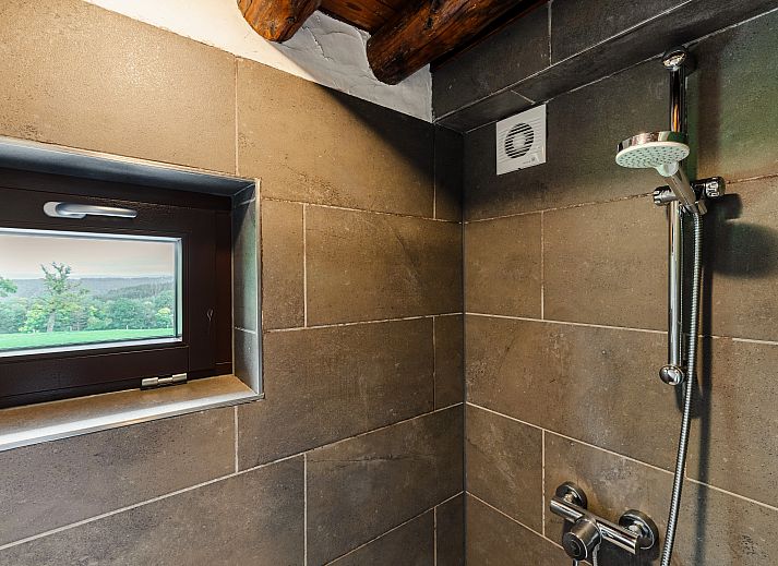 Gezellige woonkamer in Village les Gottales 6-persoons bungalow, Trois-Ponts, Ardennen, met houten balken en knusse open haard.