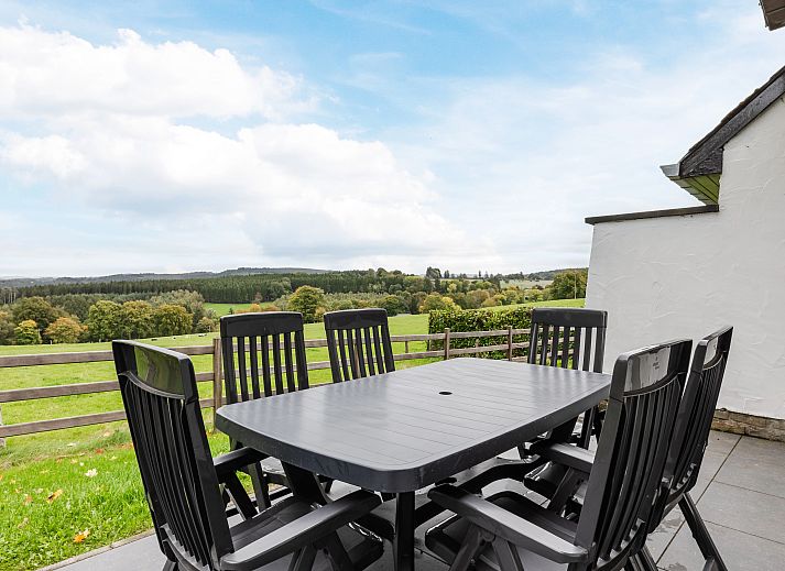 Gezellige woonkamer in Village les Gottales 6-persoons bungalow, Trois-Ponts, Ardennen, met houten balken en knusse open haard.