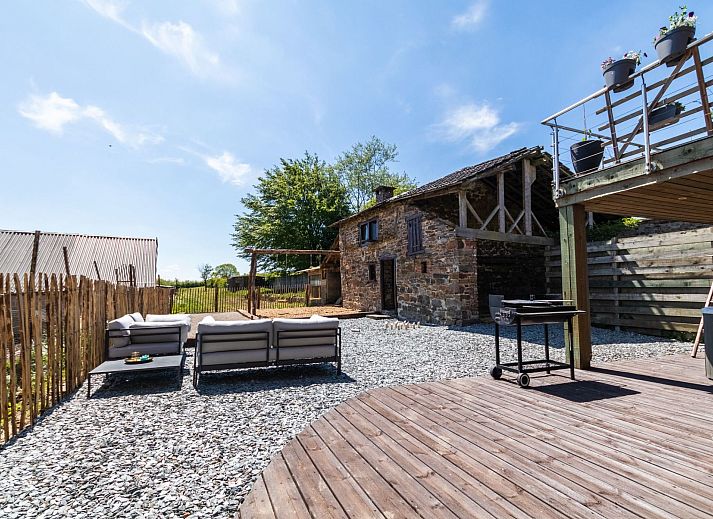 Geniet van luxe ontspanning in het Vakantiehuis Landhaus mit Jacuzzi in La Gleize, Ardennen, met een prachtig uitzicht vanaf het terras.