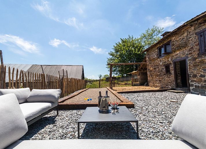 Geniet van luxe ontspanning in het Vakantiehuis Landhaus mit Jacuzzi in La Gleize, Ardennen, met een prachtig uitzicht vanaf het terras.