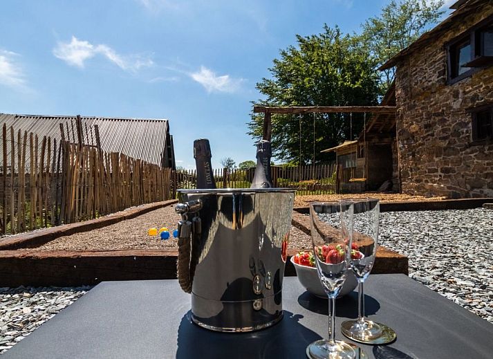 Geniet van de rust op het terras van Vakantiehuis Landhaus mit Jacuzzi in La Gleize, Ardennen, omgeven door natuur en authentieke charme.