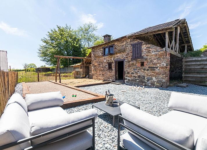 Geniet van de rust op het terras van Vakantiehuis Landhaus mit Jacuzzi in La Gleize, Ardennen, omgeven door natuur en authentieke charme.