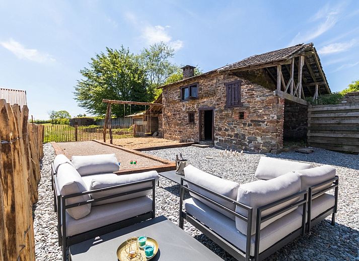Geniet van de rust op het terras van Vakantiehuis Landhaus mit Jacuzzi in La Gleize, Ardennen, omgeven door natuur en authentieke charme.