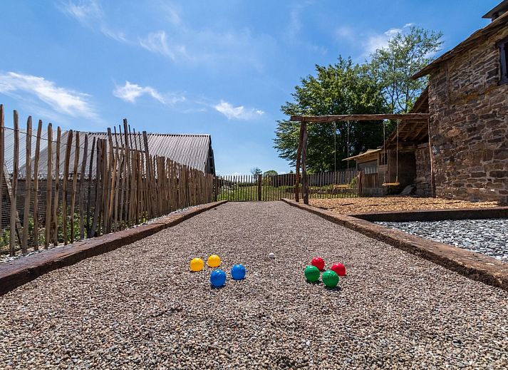 Geniet van de rust op het terras van Vakantiehuis Landhaus mit Jacuzzi in La Gleize, Ardennen, omgeven door natuur en authentieke charme.
