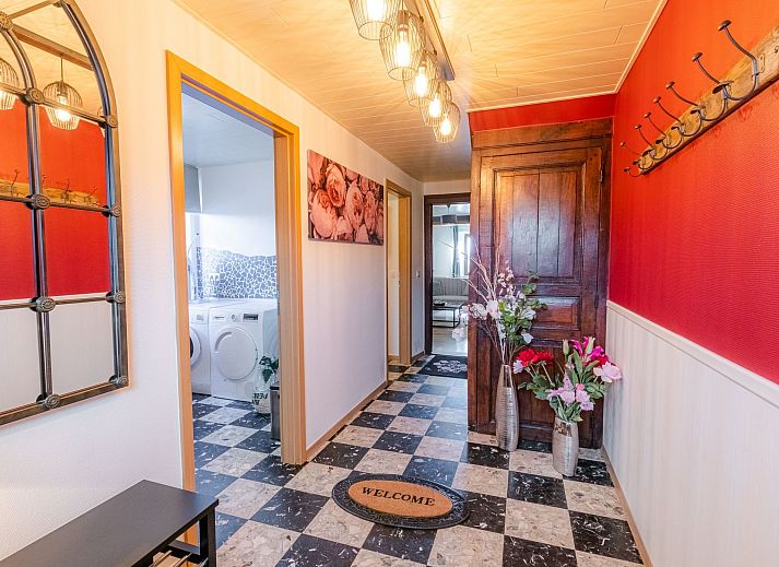 Geniet van de rust op het terras van Vakantiehuis Landhaus mit Jacuzzi in La Gleize, Ardennen, omgeven door natuur en authentieke charme.