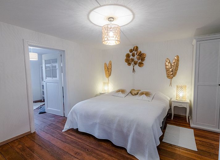 Geniet van de rustieke charme van Vakantiehuis Landhaus mit Jacuzzi in La Gleize, Ardennen, met een uitnodigend terras en landelijke omgeving.