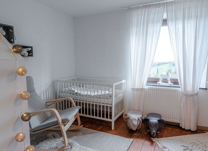 Geniet van de rustieke charme van Vakantiehuis Landhaus mit Jacuzzi in La Gleize, Ardennen, met een uitnodigend terras en landelijke omgeving.