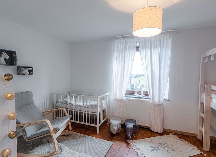 Geniet van de rustieke charme van Vakantiehuis Landhaus mit Jacuzzi in La Gleize, Ardennen, met een uitnodigend terras en landelijke omgeving.