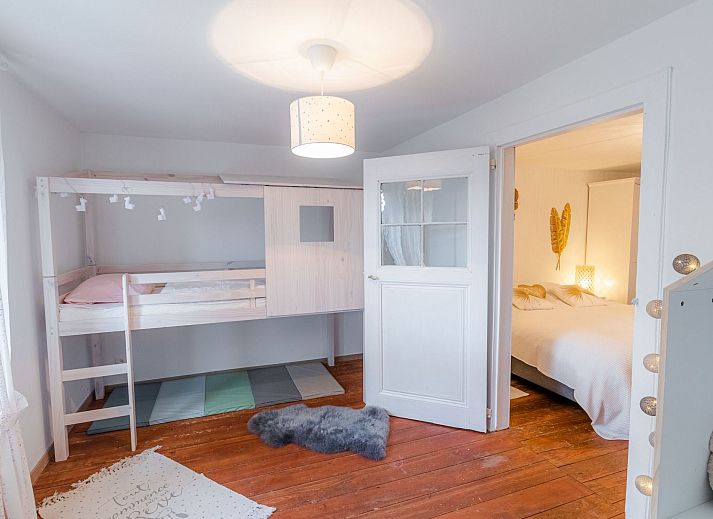 Geniet van de rustieke charme van Vakantiehuis Landhaus mit Jacuzzi in La Gleize, Ardennen, met een uitnodigend terras en landelijke omgeving.