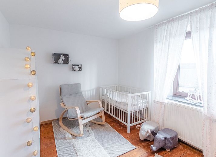 Geniet van de rustieke charme van Vakantiehuis Landhaus mit Jacuzzi in La Gleize, Ardennen, met een uitnodigend terras en landelijke omgeving.