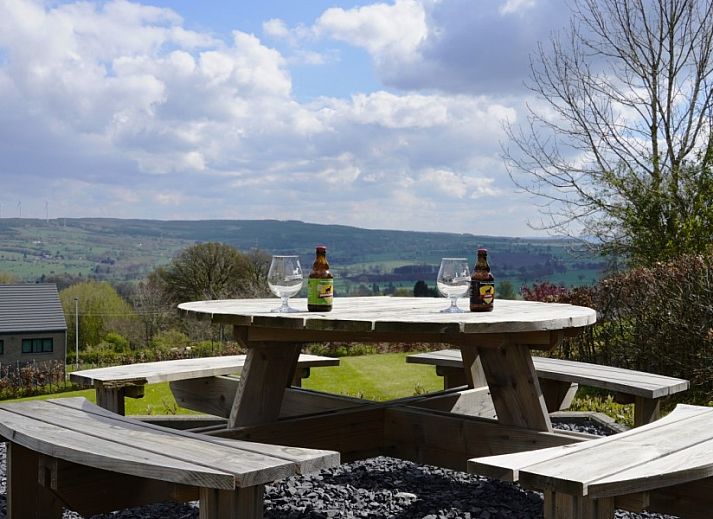 Entspannen Sie sich am Fenster mit Blick auf die Natur in Petite Perle en Haute Ardenne, Ferienhaus in Jevigne, Ardennen, Belgien.