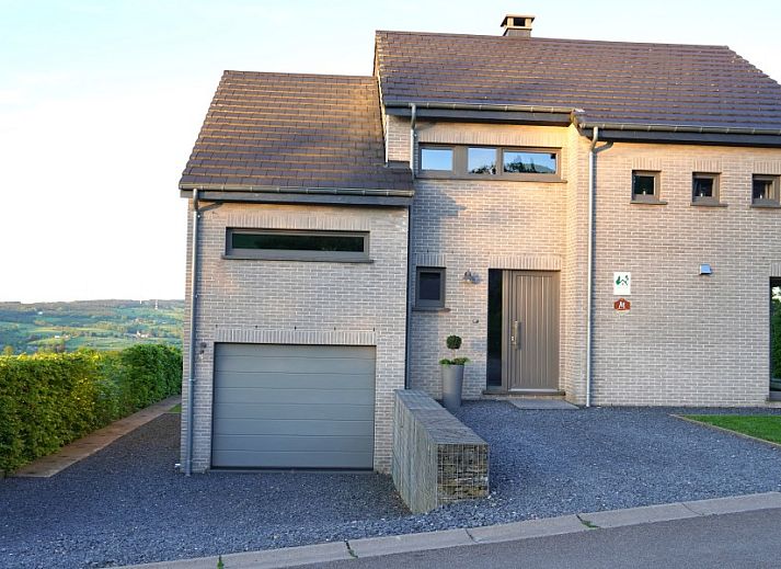 Entspannen Sie sich am Fenster mit Blick auf die Natur in Petite Perle en Haute Ardenne, Ferienhaus in Jevigne, Ardennen, Belgien.