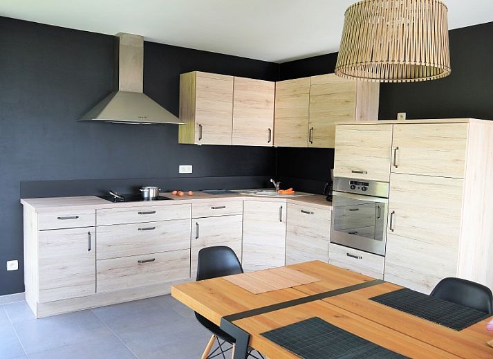 Entspannen Sie sich am Fenster mit Blick auf die Natur in Petite Perle en Haute Ardenne, Ferienhaus in Jevigne, Ardennen, Belgien.