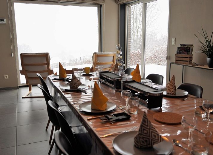 Entspannen Sie sich am Fenster mit Blick auf die Natur in Petite Perle en Haute Ardenne, Ferienhaus in Jevigne, Ardennen, Belgien.