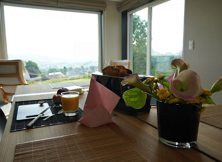 Geniessen Sie ein Getraenk auf der Terrasse mit Panoramablick in Petite Perle en Haute Ardenne, Ferienhaus in Jevigne, Ardennen.