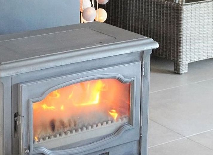 Geniessen Sie ein Getraenk auf der Terrasse mit Panoramablick in Petite Perle en Haute Ardenne, Ferienhaus in Jevigne, Ardennen.