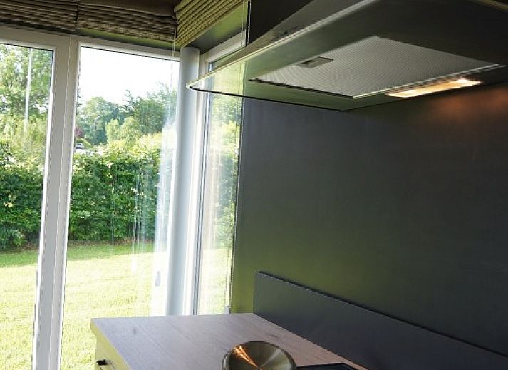 Geniessen Sie ein Getraenk auf der Terrasse mit Panoramablick in Petite Perle en Haute Ardenne, Ferienhaus in Jevigne, Ardennen.