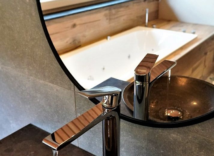 Geniessen Sie ein Getraenk auf der Terrasse mit Panoramablick in Petite Perle en Haute Ardenne, Ferienhaus in Jevigne, Ardennen.