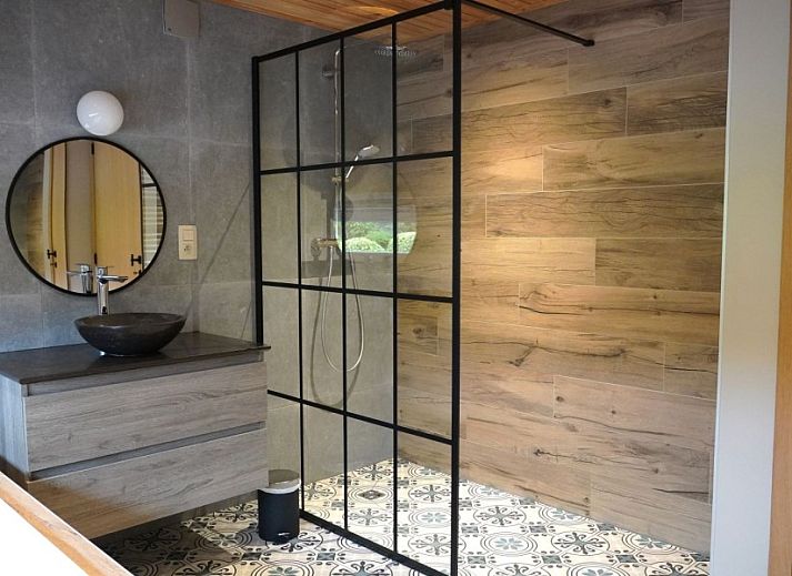 Geniessen Sie ein Getraenk auf der Terrasse mit Panoramablick in Petite Perle en Haute Ardenne, Ferienhaus in Jevigne, Ardennen.