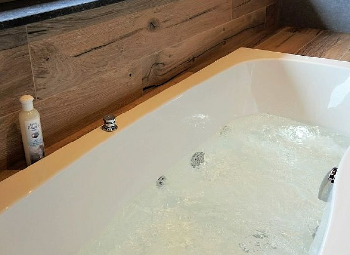 Vorderansicht von Petite Perle en Haute Ardenne, einem Ferienhaus in Jevigne, Ardennen, mit herrlichem Blick auf die Umgebung.