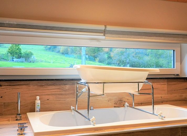 Vorderansicht von Petite Perle en Haute Ardenne, einem Ferienhaus in Jevigne, Ardennen, mit herrlichem Blick auf die Umgebung.