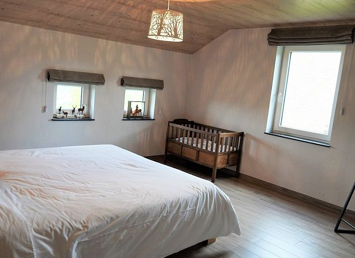 Vorderansicht von Petite Perle en Haute Ardenne, einem Ferienhaus in Jevigne, Ardennen, mit herrlichem Blick auf die Umgebung.