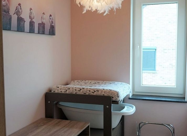 Gemuetlicher Essbereich mit Blick auf den Schnee in Petite Perle en Haute Ardenne, Ferienhaus in Jevigne, Ardennen, Belgien.