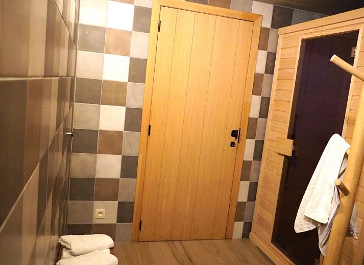 Gemuetlicher Essbereich mit Blick auf den Schnee in Petite Perle en Haute Ardenne, Ferienhaus in Jevigne, Ardennen, Belgien.