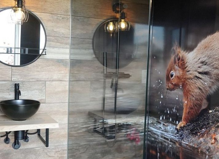 Gemuetlicher Essbereich mit Blick auf den Schnee in Petite Perle en Haute Ardenne, Ferienhaus in Jevigne, Ardennen, Belgien.