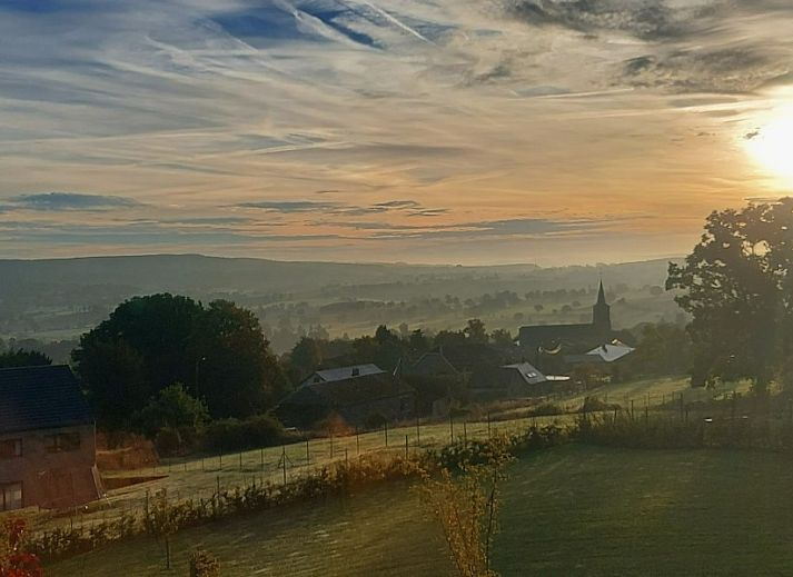 Gemuetlicher Essbereich mit Blick auf den Schnee in Petite Perle en Haute Ardenne, Ferienhaus in Jevigne, Ardennen, Belgien.