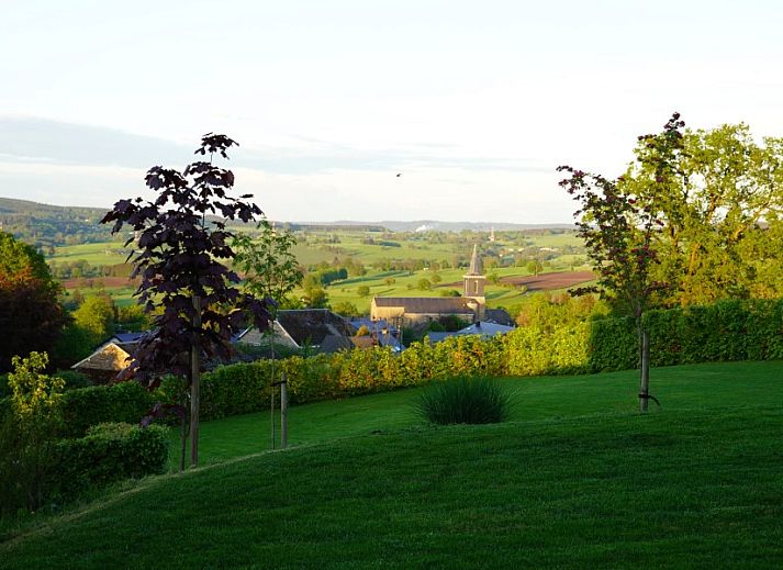 Fruehstueck mit Blumen und Blick auf die Natur in Petite Perle en Haute Ardenne, Ferienhaus in Jevigne, Ardennen.