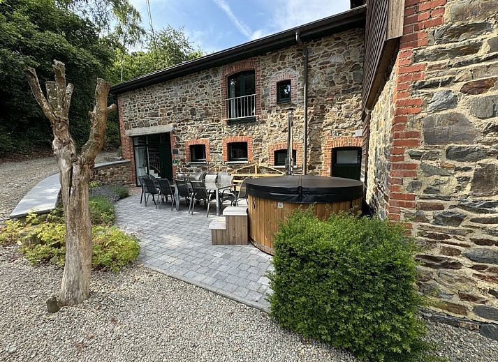 Gezellig terras met hot tub bij vakantiehuis ARD162 in Stavelot, Ardennen, Belgie.