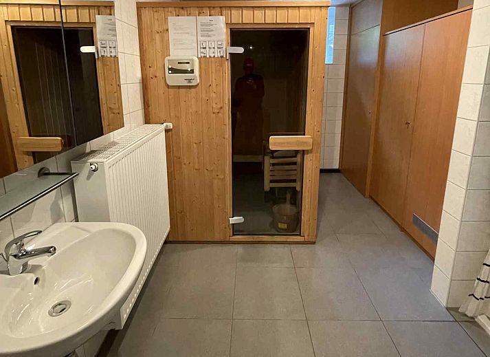 Gezellig terras met hot tub bij vakantiehuis ARD162 in Stavelot, Ardennen, Belgie.